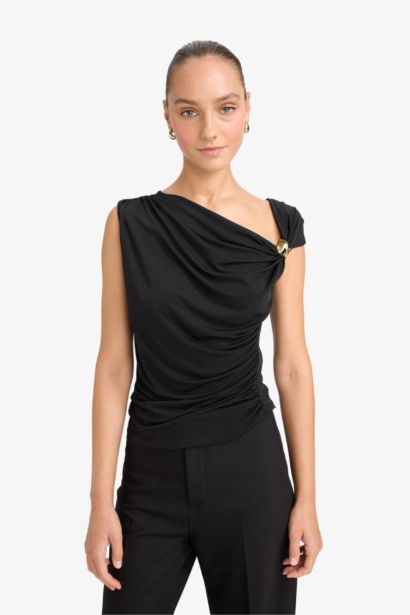 Slim Fit Dar Kesim Tek Omuzlu Toka Detaylı Bluz