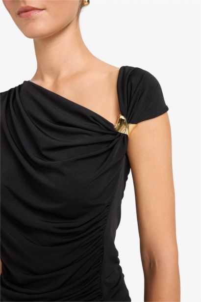 Slim Fit Dar Kesim Tek Omuzlu Toka Detaylı Bluz