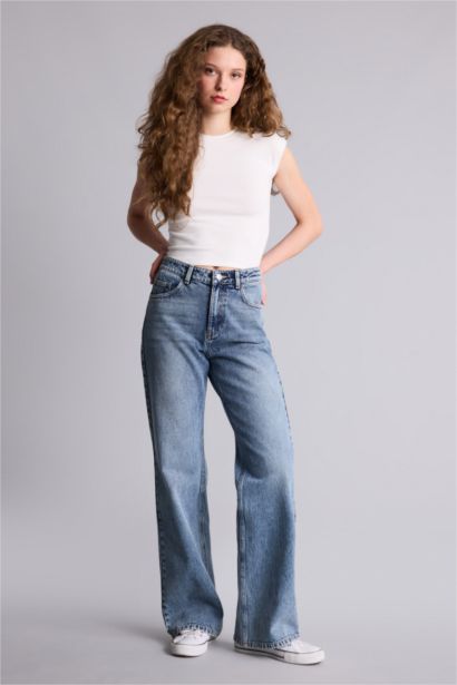 بنطلون جينز قصة مستفيمة واسعة وخصر عالي