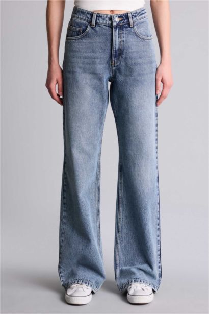 بنطلون جينز قصة مستفيمة واسعة وخصر عالي