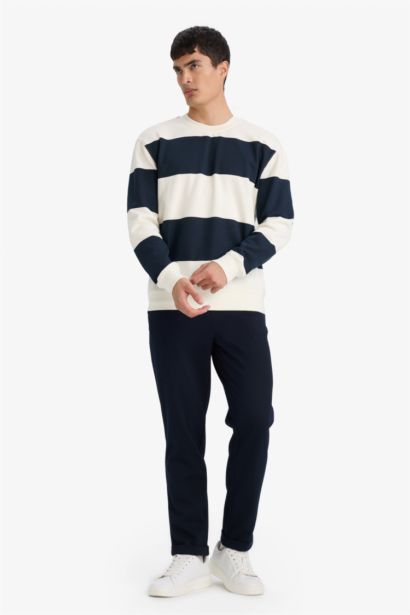 سويت شيرت مخطط برقبة مستديرة