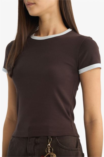 تيشيرت نص كم مخصر بياقة مستديرة