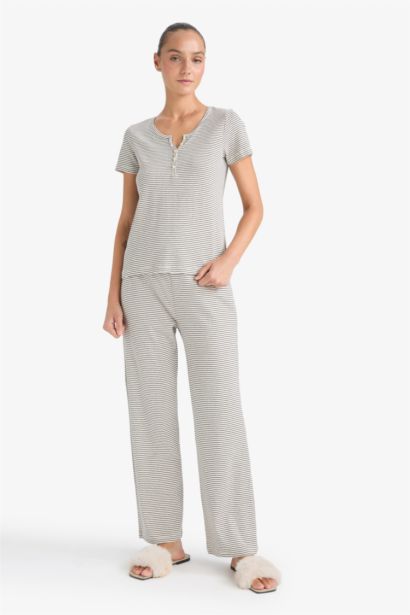 طقم بيجامة نص كم قصة عادية مخطط وبنطلون طويل من Fall In Love