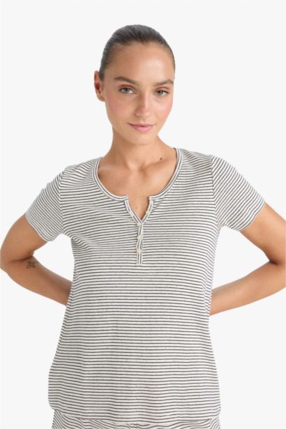 طقم بيجامة نص كم قصة عادية مخطط وبنطلون طويل من Fall In Love