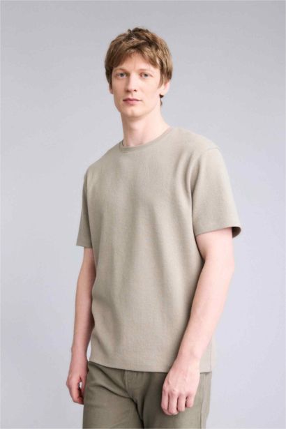 تيشيرت نص كم قصة عادية برقبة مستديرة