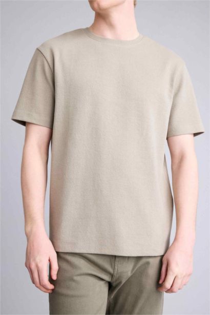 تيشيرت نص كم قصة عادية برقبة مستديرة