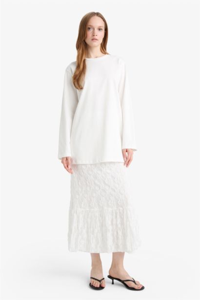 تنورة ميدي دانتيل بقصة A