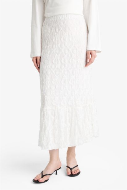 تنورة ميدي دانتيل بقصة A