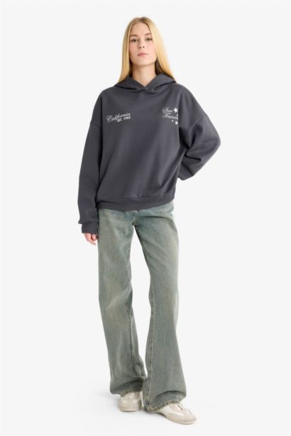 سويت شيرت مطبوع قصة مريحة بغطاء للرأس