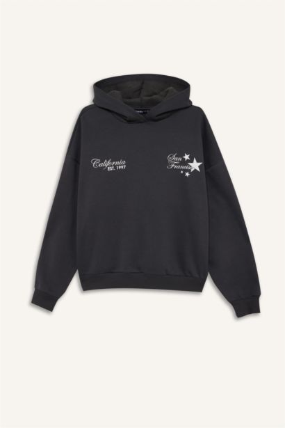 سويت شيرت مطبوع قصة مريحة بغطاء للرأس