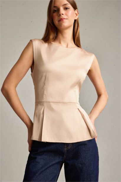Атласная блузка без рукавов