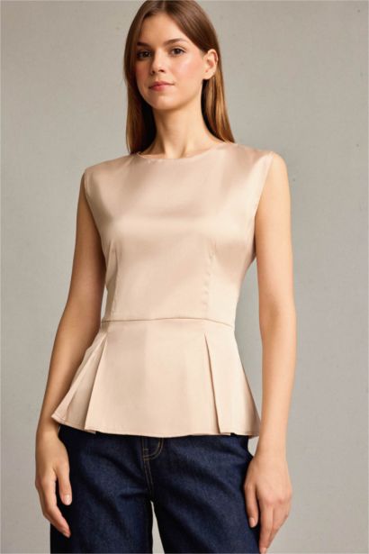 Атласная блузка без рукавов