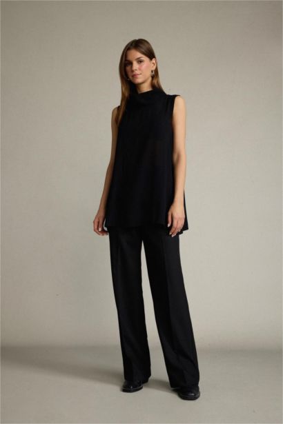 Relax Fit Turtleneck Sleeveless Blouse