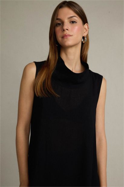 Relax Fit Turtleneck Sleeveless Blouse
