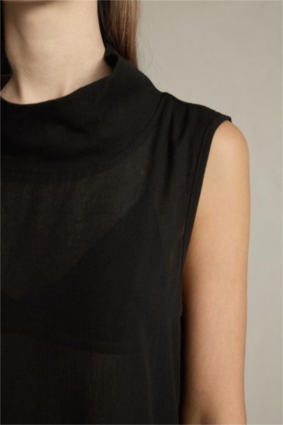 Relax Fit Turtleneck Sleeveless Blouse