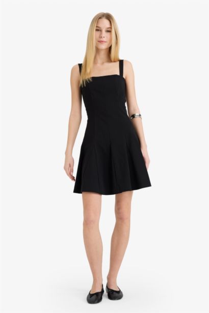 فستان قصير بحمالات