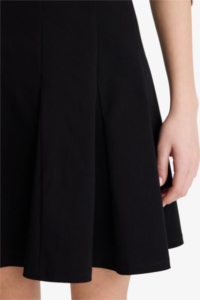 فستان قصير بحمالات