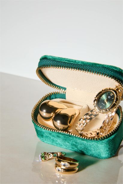 Kadın Yeşil Takı Kutusu