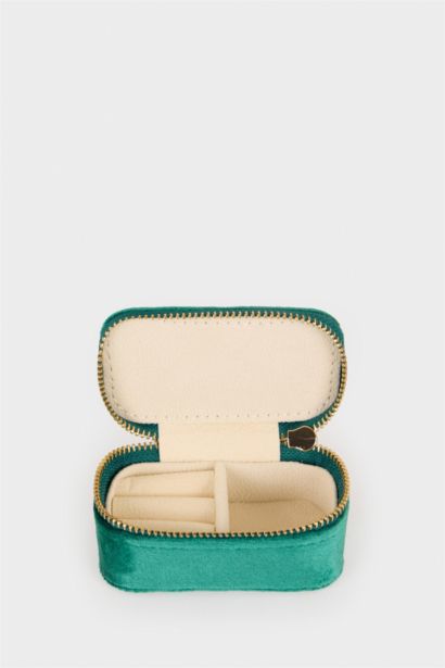 Kadın Yeşil Takı Kutusu