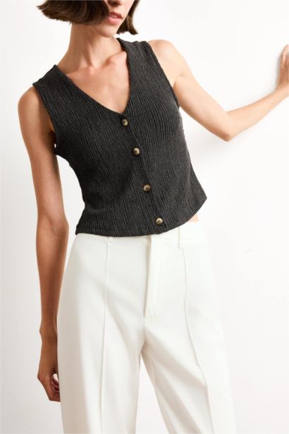 بلوزة كت منسوج مخصر بياخة V بأزرار