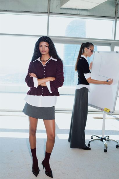 جيبة قصيرة وسط عادي واسعة من فوق و ضيقة على تحت