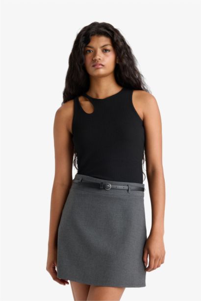 جيبة قصيرة وسط عادي واسعة من فوق و ضيقة على تحت