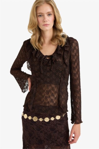 بلوزة كم طويل دانتيل سليم فيت بياقة V مكشكش