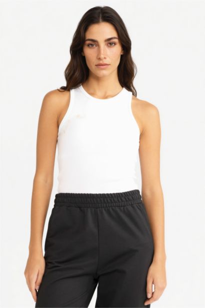 تانك توب بيزك مضلع سليم فيت بياقة هالتر مبطن