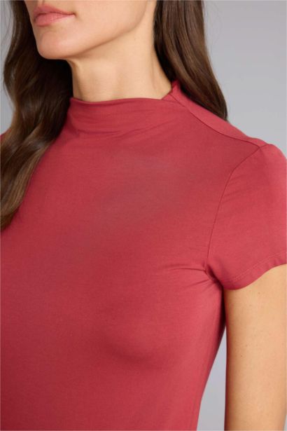 Футболка Slim Fit с воротником-стойкой и коротким рукавом