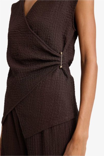 Футболка Slim Fit из ткани букле с запахом и коротким рукавом