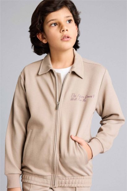 سويت أولاد بطبعة شعار قصة عادية برقبة بولو