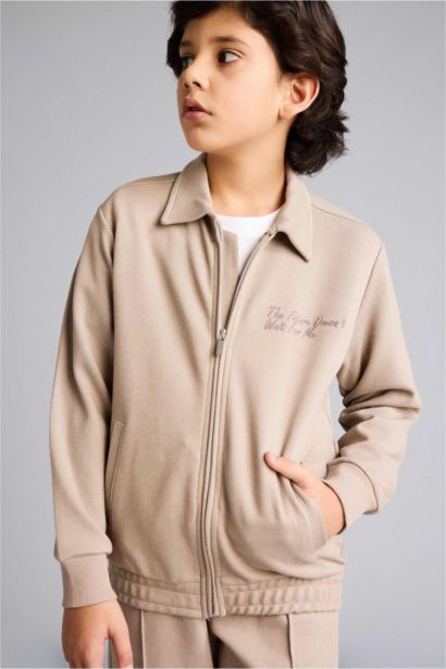 سويت أولاد بطبعة شعار قصة عادية برقبة بولو