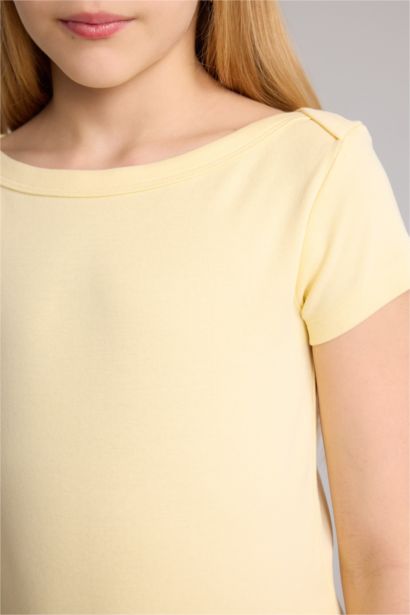 Футболка Slim Fit в рубчик с вырезом лодочка и коротким рукавом для девочек