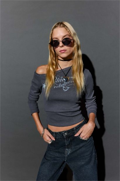 تيشيرت ردن طويل مضلع مخصر بكتف مكشوف