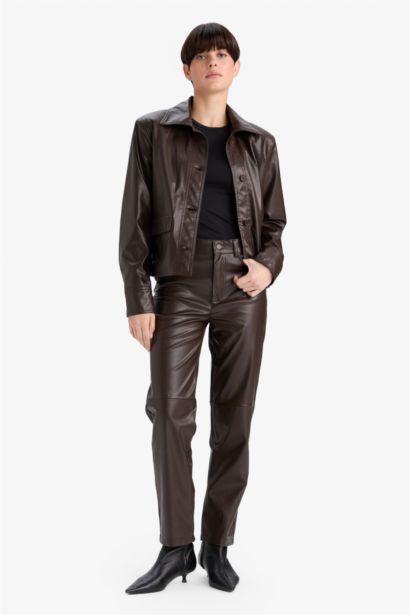 بنطرون جلد كاروت فيت قصير بجيب