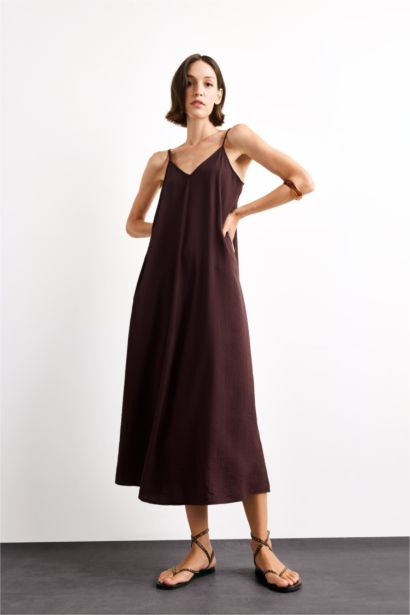 فستان طويل منسوج بحمالات رفيعة