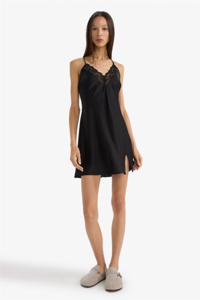 Nuisette en satin à bretelles col V avec détail dentelle Coupe régulière