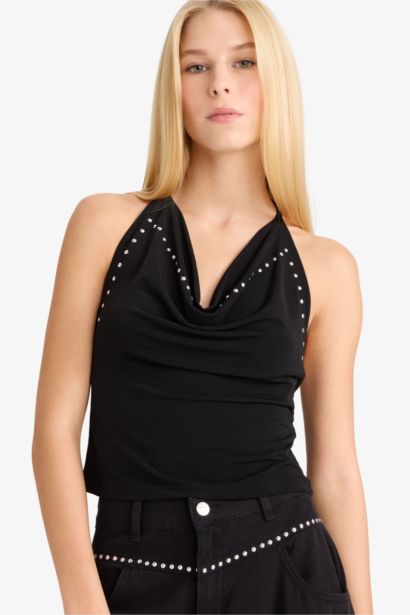 Blouse ajustée dos-nu ornée de strass