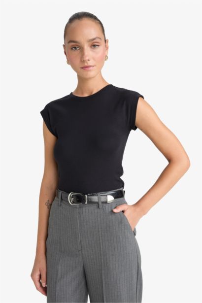 Приталенная футболка Premium Slim Fit с узкими штанинами, круглым вырезом, из модала и коротким рукавом