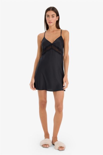 Nuisette en satin à bretelles