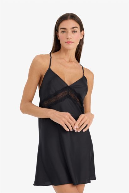 Nuisette en satin à bretelles