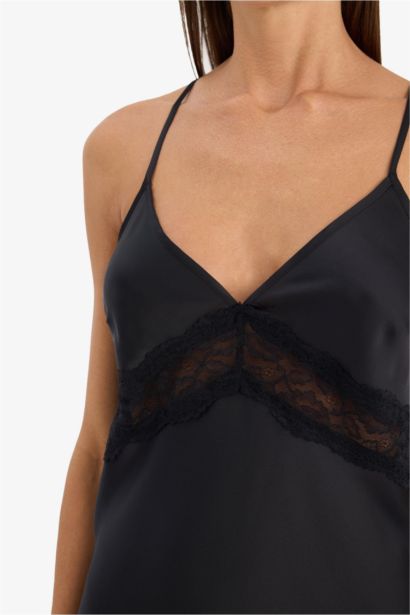 Атласная ночная сорочка на бретельках