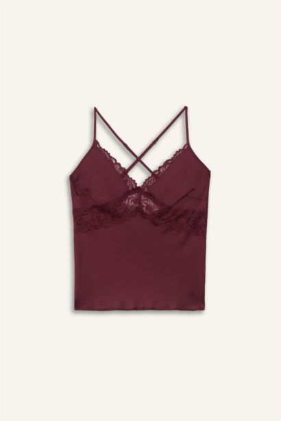 Haut en satin à bretelles et détails dentelle de Fall in Love