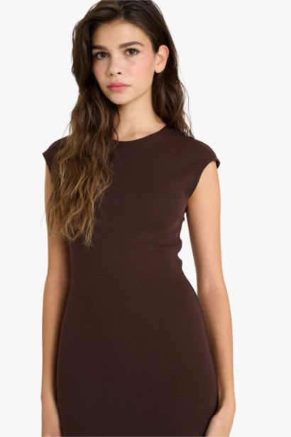 Облегающее платье миди в рубчик с круглым вырезом и коротким рукавом Bodycon