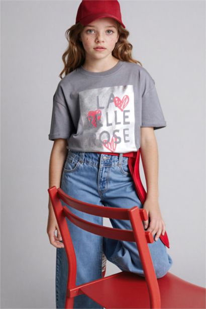 تيشيرت نص كم بطبعة شعار قصة مريحة بياقة مستديرة