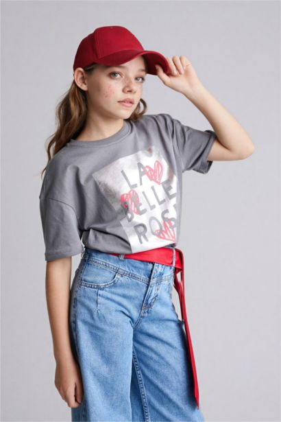 تيشيرت نص كم بطبعة شعار قصة مريحة بياقة مستديرة