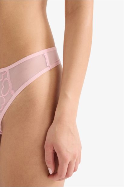 Кружевные трусы бразилиана с вышивкой