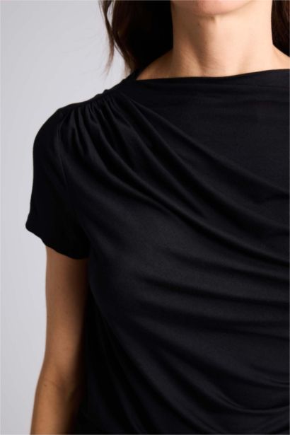 Футболка Slim Fit с вырезом качели и коротким рукавом