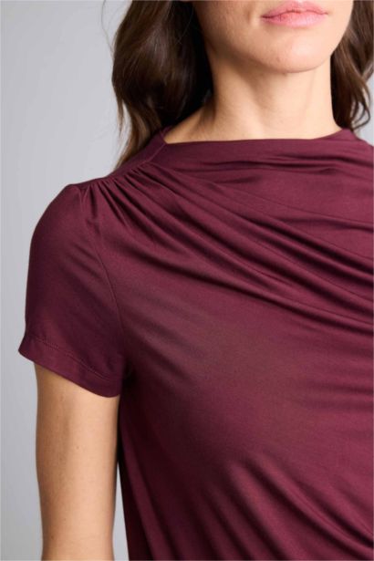 Футболка Slim Fit с вырезом качели и коротким рукавом