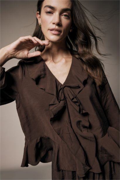 بلوزة كم طويل قصة عادية بياقة V